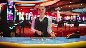 Dashboard aplikasi king555 di perangkat mobile menampilkan permainan, sportsbook, dan pasar langsung