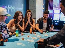 Studio dealer Super Sic Bo dengan tiga dadu dalam wadah transparan dan layar hasil di platform king555